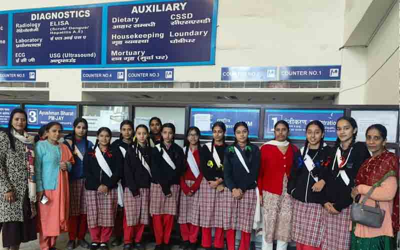 “देई” कार्यक्रम के तहत छात्राओं को करवाया मेडिकल कालेज का एक्सपोजर विजिट