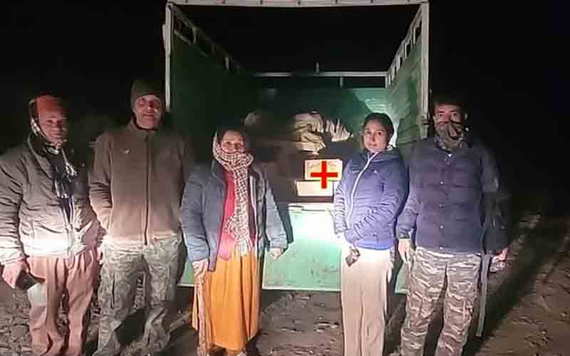 बोलेरो जीप से देवदार के 14 स्लीपर हुए बरामद, तस्कर मौके से फरार, मामला दर्ज