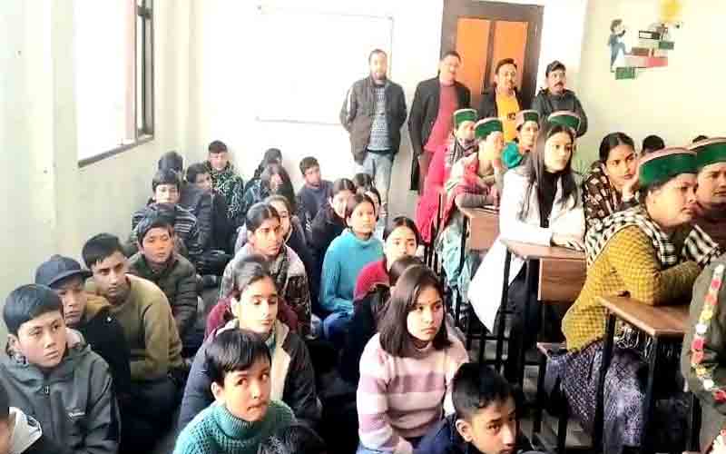 करिअर प्वाइंट भावानगर में 45 बच्चों व अभिभावकों ने पीएम को सुना