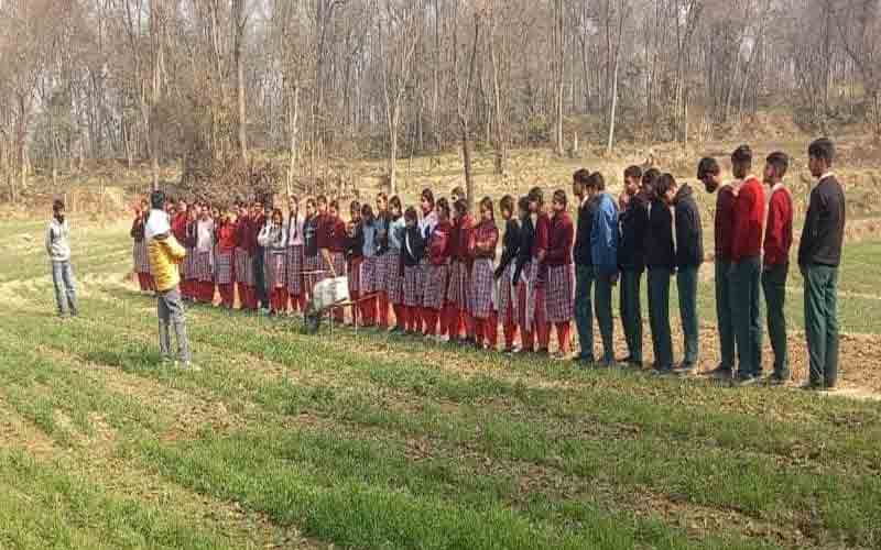 सुभाष पालेकर प्राकृतिक खेती  द्वारा भौर पंचायत में लगाए प्रदर्शनी स्थल देखने गए कनैड स्कूल के 50 विद्यार्थी