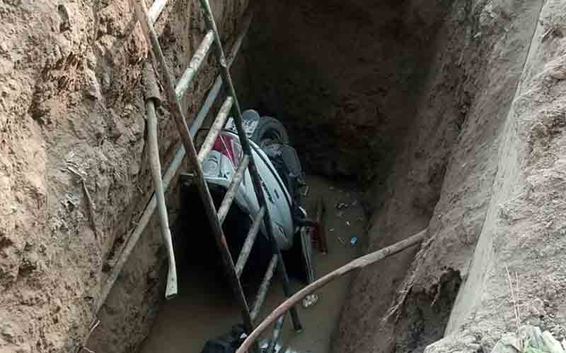 कुत्ते को बचाते हुए स्कूटी समेत गहरे गड्ढे में गिरी महिला, घायल