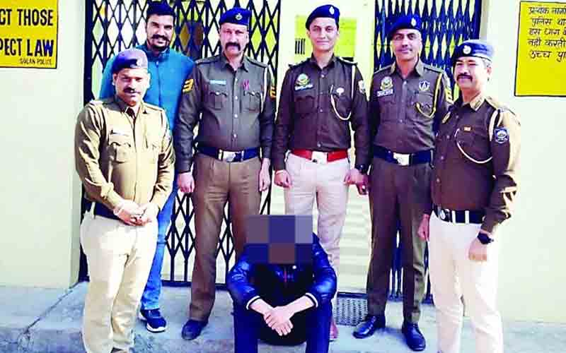 दुकान से फोन, चार्जर सहित स्मार्ट वॉच चुराने के आरोप में गिरफ्तार किया व्यक्ति