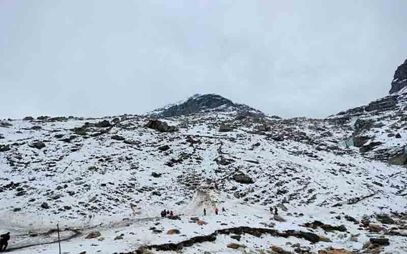 हिमाचल में मौसम का बिगड़ा मिजाज, रोहतांग सहित ऊंची चोटियों में हल्का हिमपात