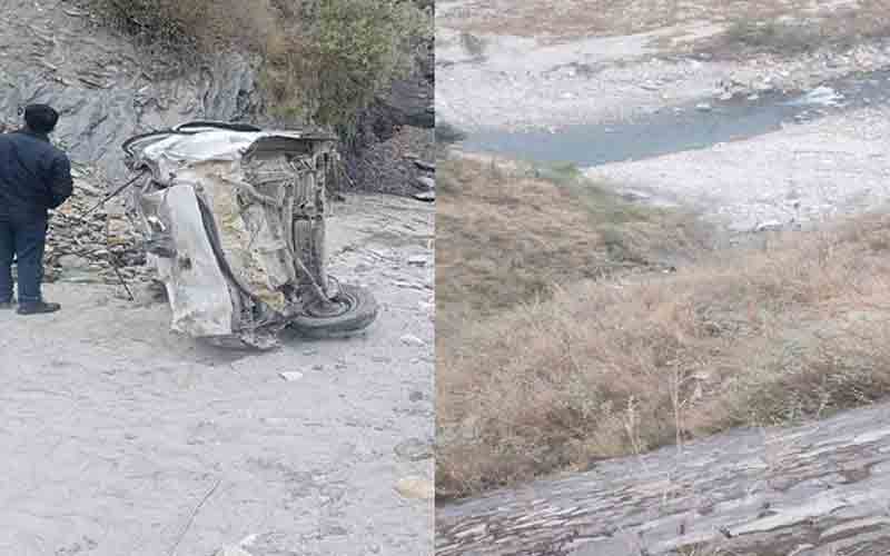 अनियंत्रित होकर सड़क से लुढ़क कर खाई में गिरी कार, दो घायल