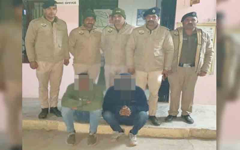 गश्त के दौरान चूरा पोस्त की खेप सहित गिरफ्तार किए दो युवक