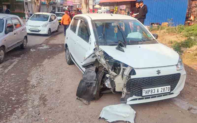 ट्रक और कार की हुई जोरदार टक्कर, महिला घायल