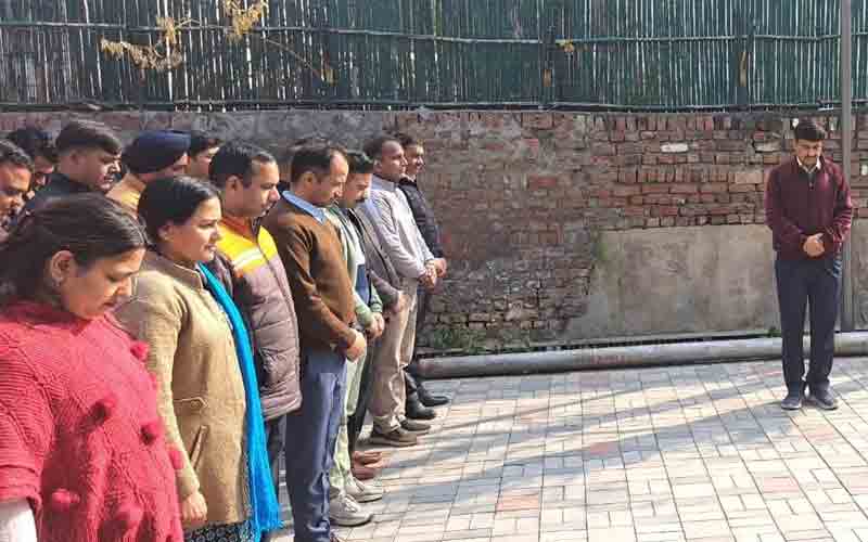 राष्ट्रपिता महात्मा गांधी की पुण्यतिथि पर ज़िला प्रशासन ने दी श्रद्धांजलि