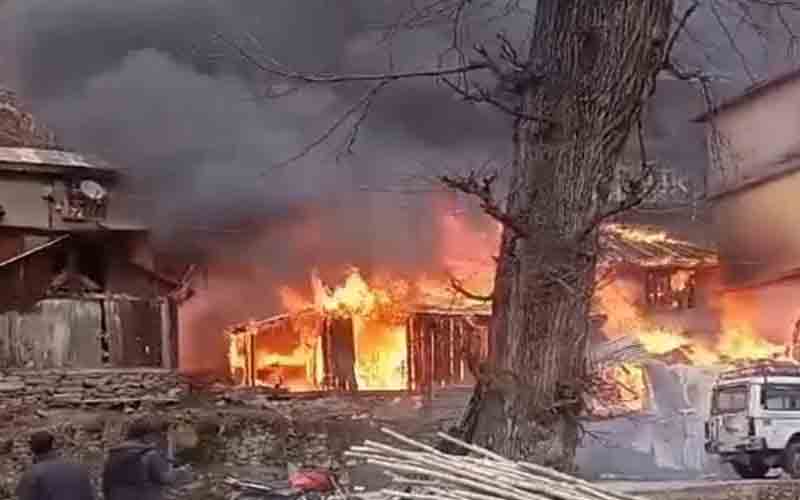 मणिकर्ण घाटी में आग की भेंट चढ़े 3 शैड व वेटनरी अस्पताल भवन, लाखों का नुकसान