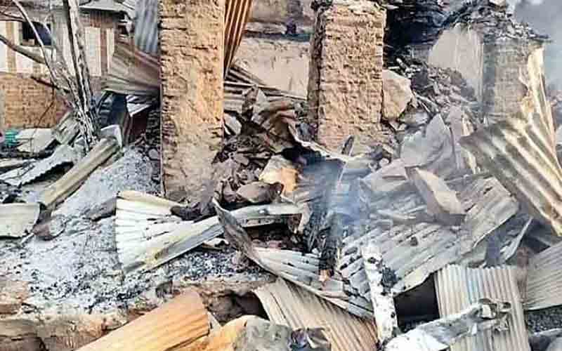 आग की भेंट चढ़ा दो परिवारों का 16 कमरों का मकान, लाखों का हुआ नुकसान