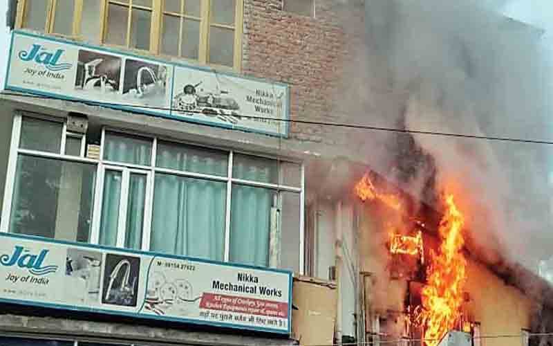 मनाली में कपड़े की दुकान में भड़की आग, लाखों का हुआ नुकसान