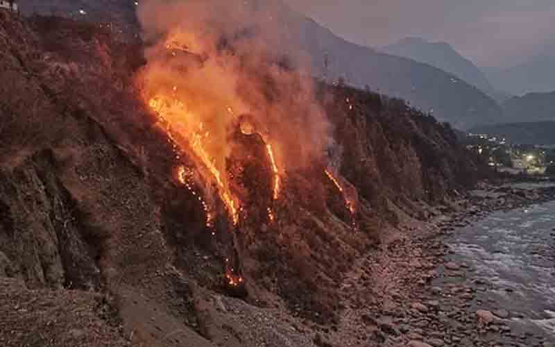 शरारती तत्वों ने मुगला के पास पहाड़ी में लगाई आग