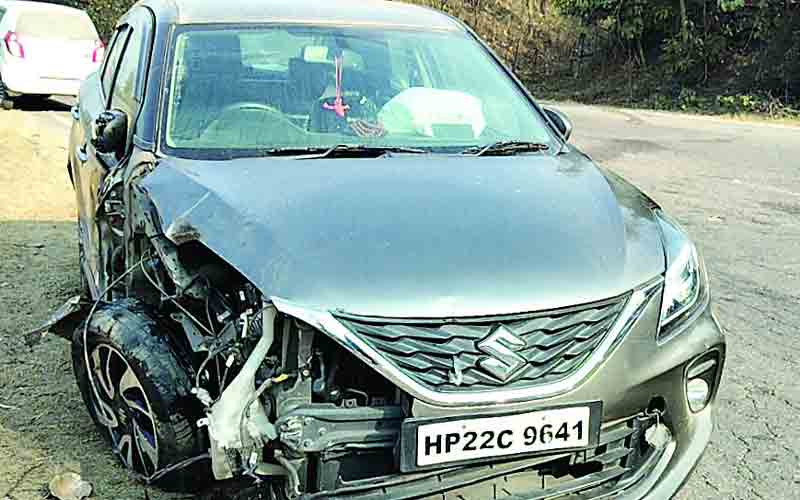 तीन वाहनों की हुई जोरदार टक्कर, दो घायल