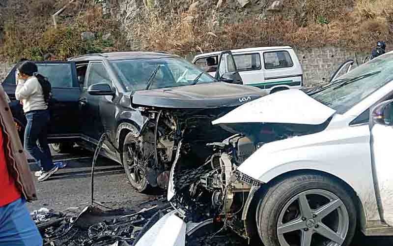 मनाली-चंडीगढ़ एचएच पर दो वाहनों की हुई जोरदार टक्कर, 7 लोग घायल