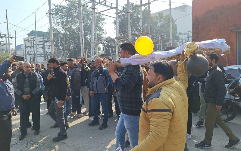 बिजली विभाग के प्रबंधक हरिकेश मीणा का निकाला जनाजा
