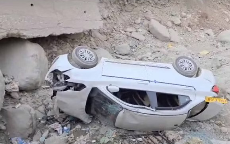 अनियंत्रित होकर नाले में गिरी कार, एक घायल