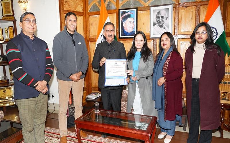 मुख्यमंत्री ने निराश्रित नक्षत्रा को भवन निर्माण के लिए तीन बिस्वा भूमि के दस्तावेज किए प्रदान