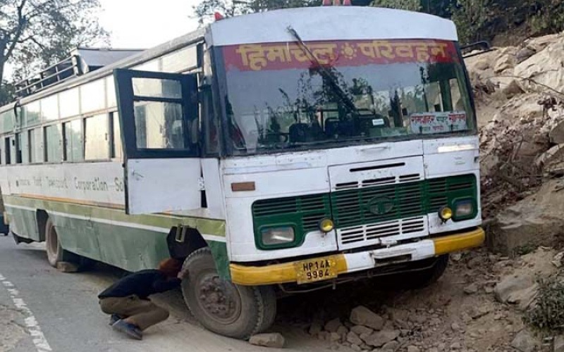 एचआरटीसी बस की हुई ब्रेक फेल, चालक की सूझबूझ से टला हादसा