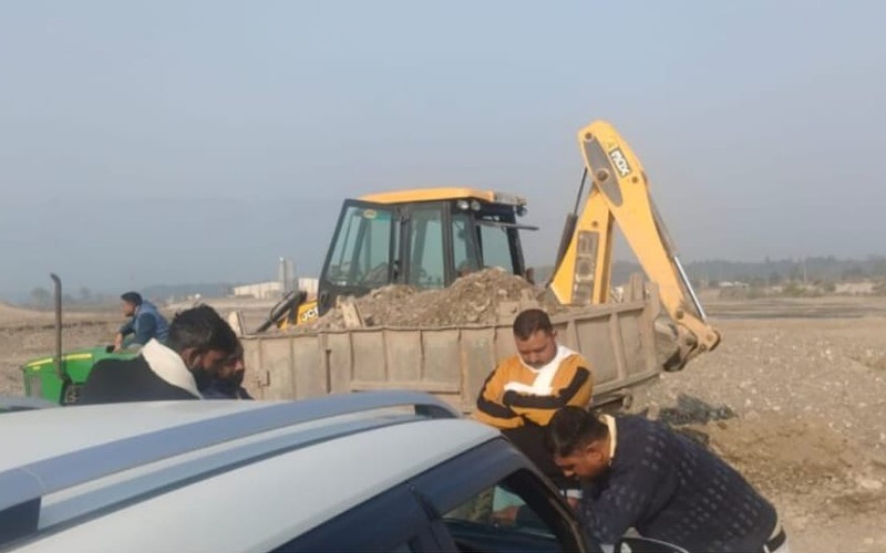 पांवटा में अवैध खनन करते पकड़े जेसीबी और ट्रैक्टर, वसूला इतना जुर्माना…