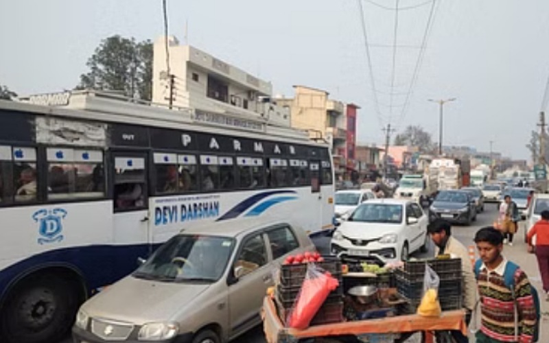 चंडीगढ़-धर्मशाला मार्ग पर बस और कार में हुई टक्कर, सड़क पर काफी देर लगा लंबा जाम