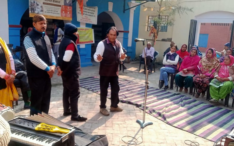 फोक मीडिया दलों ने ग्रामीणों को दी सरकारी योजनाओं की जानकारी
