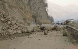 Kullu-Manali-highway-closed.jpg
