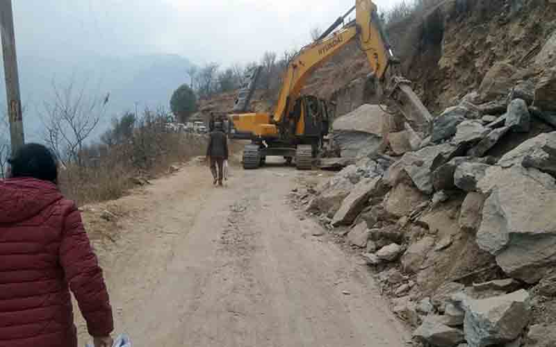 बीच सड़क पर खराब हुई एलएनटी मशीन, 3 घंटे बंद रहा मार्ग