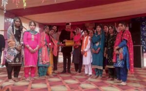 MLA Malendra Rajan honored the promising students of Mand Miyan School.