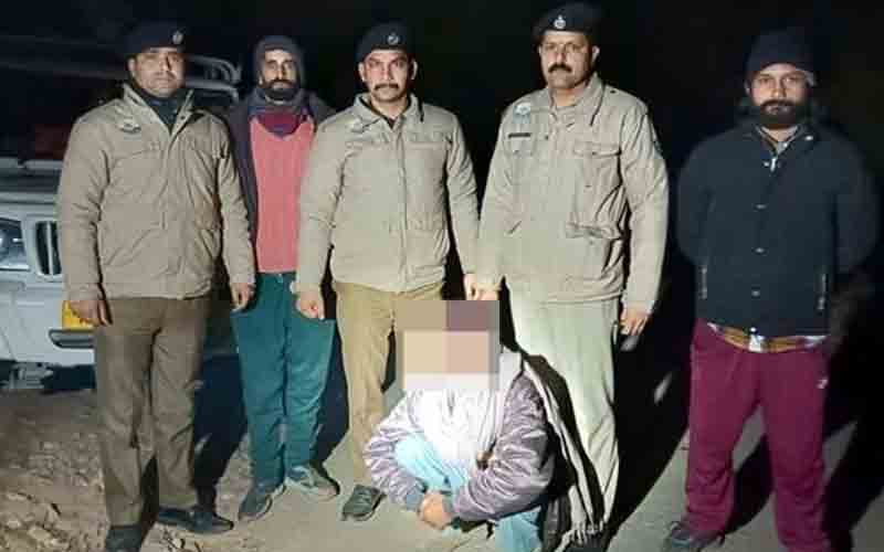 नाकाबंदी के दौरान चरस की बड़ी खेप सहित गिरफ्तार किया व्यक्ति