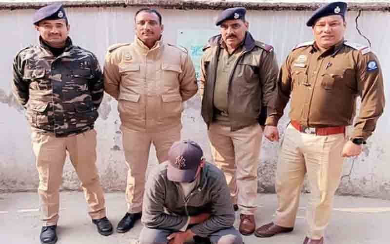 गश्त के दौरान चरस की खेप सहित गिरफ्तार किया व्यक्ति