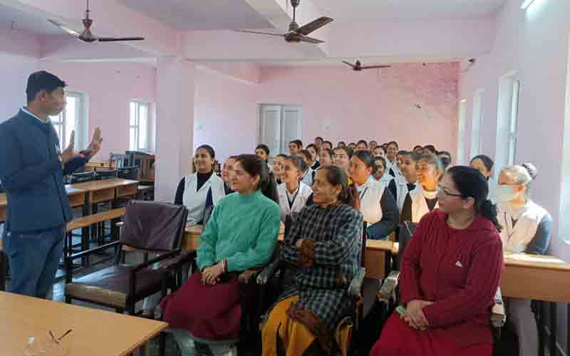 पक्षियों की चहचहाट से गुंजा मेडिकल कॉलेज का कैंपस