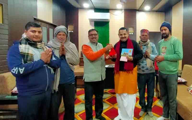 आरएसएस मंडल प्रमुख योगराज शर्मा ने राम मंदिर में प्राण प्रतिष्ठा से पहले अक्षत वितरण किया शुरू