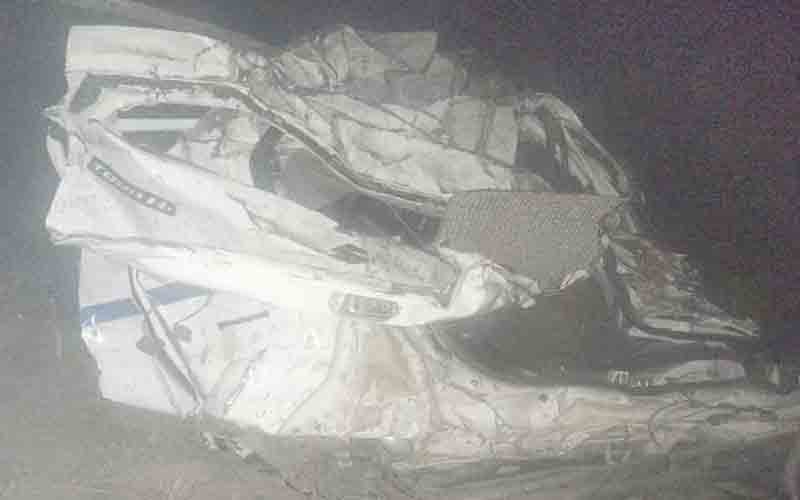 अनियंत्रित होकर खाई में गिरी टैक्सी, दो घायल