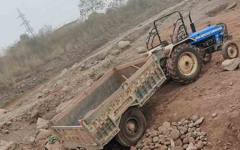 अवैध खनन करते पकड़े दो ट्रैक्टर, मामला दर्ज