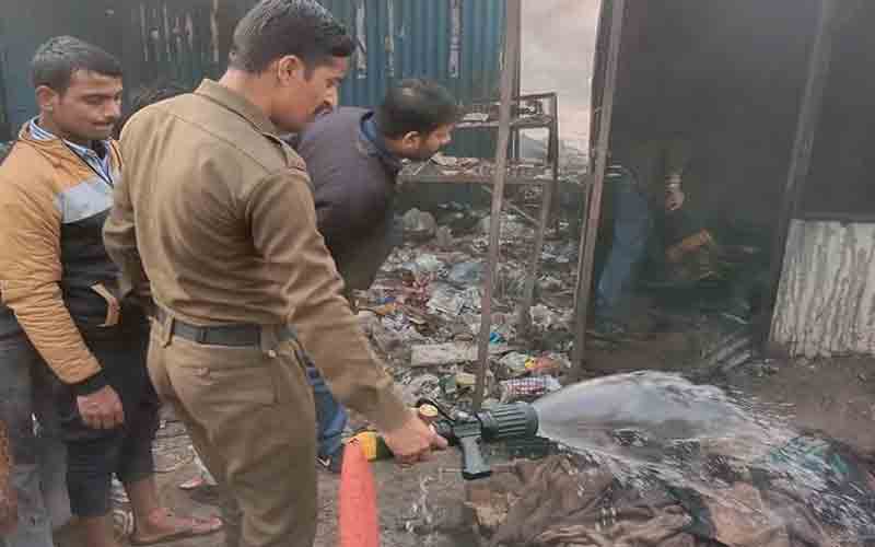 आग की भेंट चढ़ा सब्जी का खोखा, हज़ारों का हुआ नुकसान