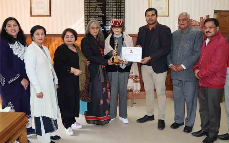 रेड क्रॉस सोसाइटी में अंशदान देने के लिए तारा चड्डा को किया सम्मानित