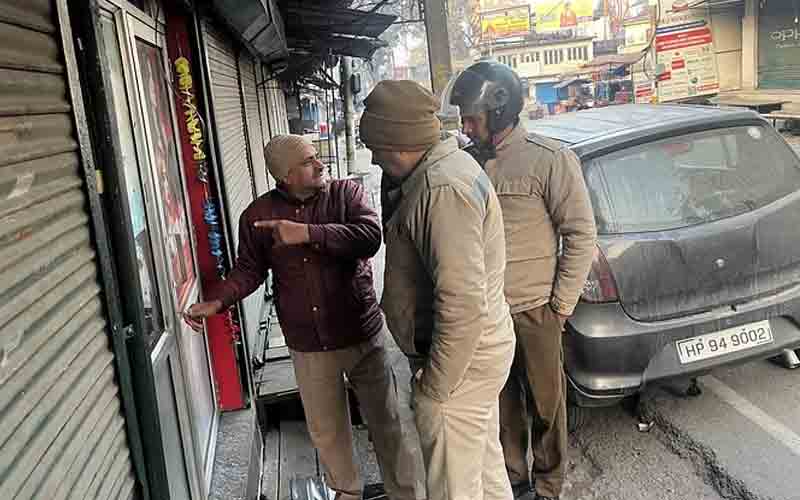शातिरों ने चार दुकानों के तोड़े ताले, नकदी लेकर हुए फरार