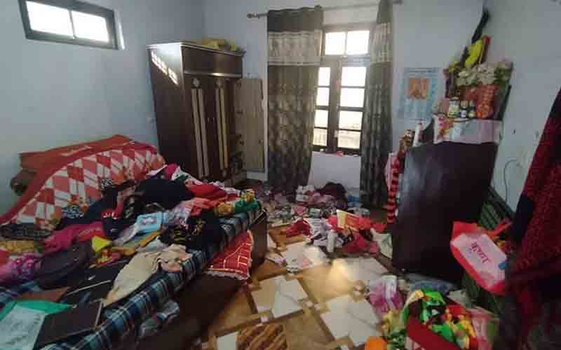 चोरों ने घर के ताले तोड़कर नकदी व सोने के आभूषणों पर किया हाथ साफ
