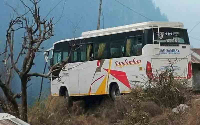 अनियंत्रित होकर सड़क से बाहर निकली पर्यटक बस, सभी यात्री सुरक्षित