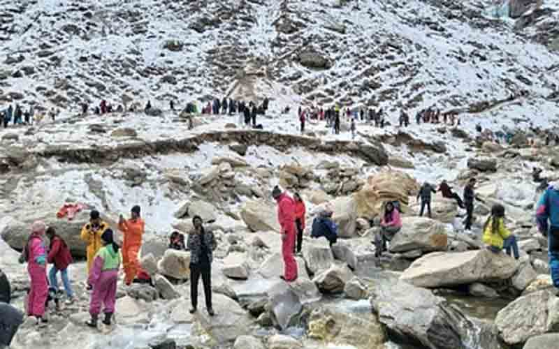 बर्फ देखने के लिए कोकसर में उमड़े सैलानी, जमकर की मस्ती