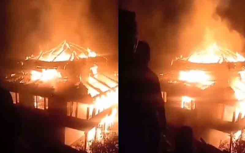 तून गांव में आग की भेंट चढ़ा ढाई मंजिला मकान, लाखों का हुआ नुकसान