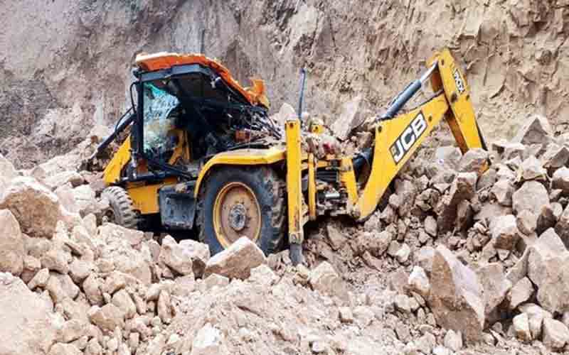 जेसीबी मशीन पर पहाड़ी दरकने से मलबे की चपेट में आए दो व्यक्ति, एक की मौत, दूसरा जख्मी