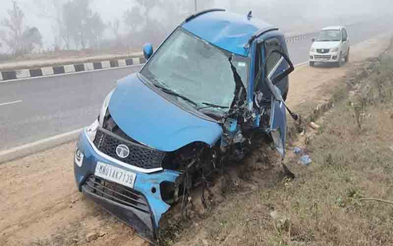 किरतपुर-नेरचौक फोरलेन पर डिवाइडर से टकराई कार, महिला की मौत, बेटी घायल