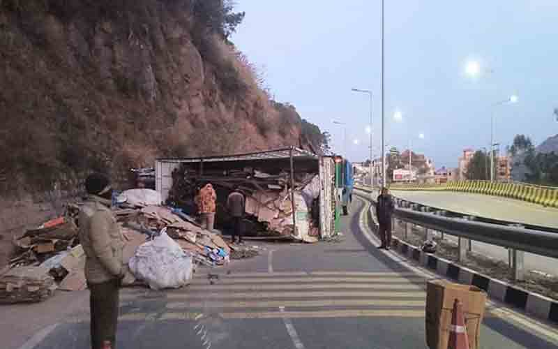 कुमारहट्टी फ्लाईओवर पर अनियंत्रित होकर पलटा स्क्रैप से भरा ट्रक