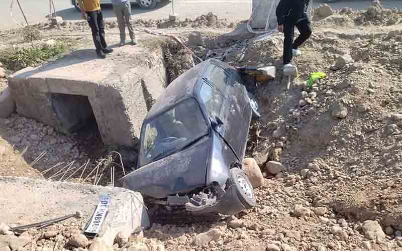 अनियंत्रित होकर गड्ढे में गिरी ऑल्टो कार, एक की मौत, तीन जख्मी