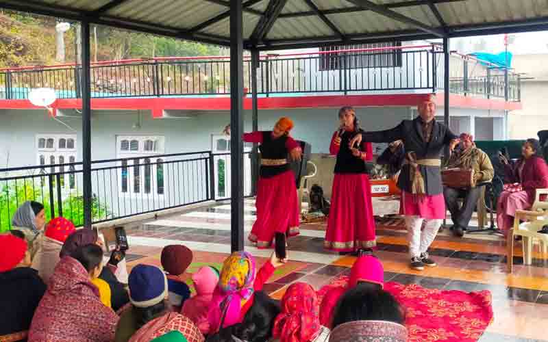 सरकार की योजनाओं व नीतियों के बारे में कलाकारों ने लोगों को किया जागरूक