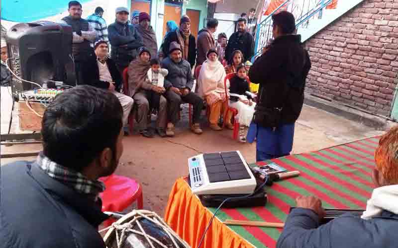 कलाकारों ने ग्राम पंचायत चमदार व दिग्गल में लोगों को सरकार की योजनाओं के बारे में किया जागरूक