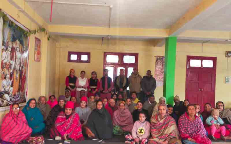 ‘बूढ़े दी सीख’ नुक्कड़ नाटक के माध्यम से कलाकारों ने लोगों को किया जागरूक