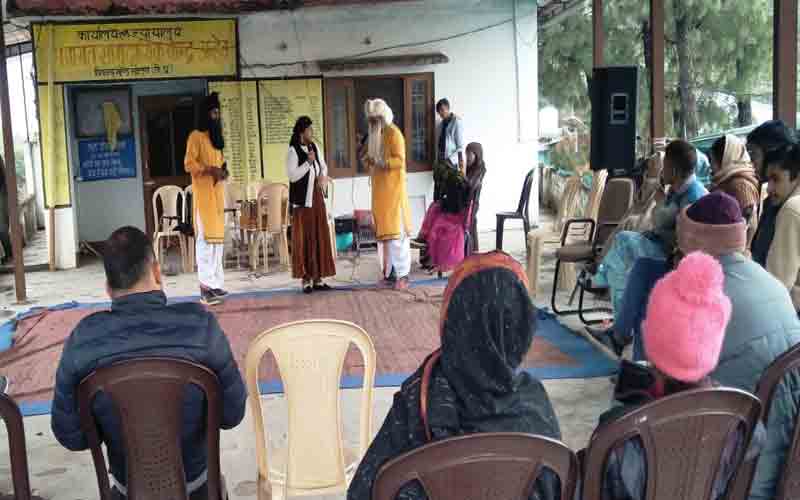 कलाकारों ने लोगों से राज्य सरकार की योजनाओं का लाभ उठाने का किया आग्रह