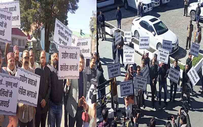 भाजपा विधायकों ने सरकार के खिलाफ विधानसभा परिसर में किया प्रदर्शन