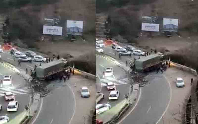 अनियंत्रित ट्रक की चपेट में आई बाइक व कार, दो की मौत, तीन घायल